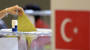 Auslandtürken geben ihre Stimme für die Parlamentswahlen