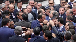 Streit unter den ABgeordneten im türkischen Parlament während der Vereidigungszeremonie der Übergangsregierung