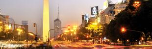 Obelisk an der Avenida 9 de Julio bei Nacht, Buenos Aires, Argentinien