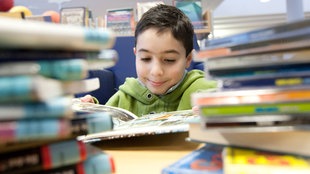 Kinder ließt  Buch