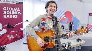 Der italienische Musiker Cosimo Erario spielt im Funkhaus Europa Studio
