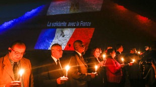 Nach dem Terroranschlag in Paris, Trauer vor der Piramiden in Kairo