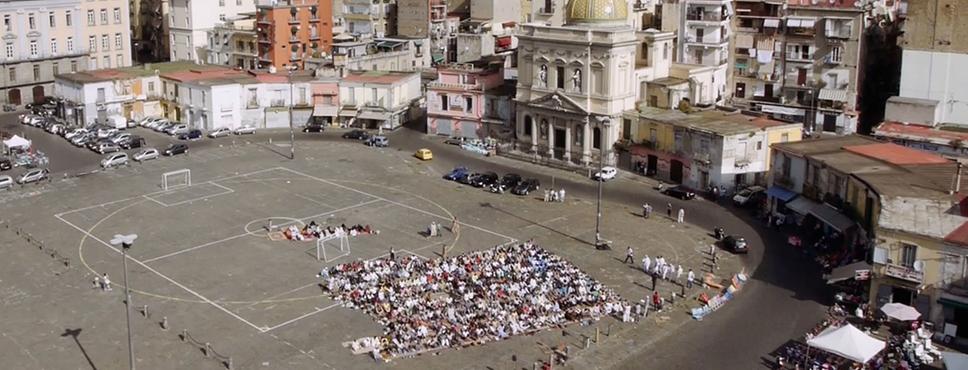 Auf Islam konvertierte Neapolitaner beten Richtung Mecca