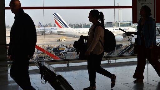 Reisenden Menschen im Pariser Flughafen 