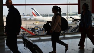 Reisenden Menschen im Pariser Flughafen 