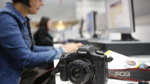 Tippen mit Fotokamera im Vordergrund