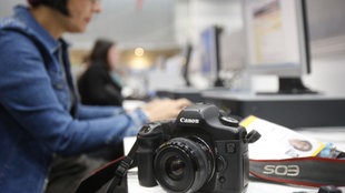 Tippen mit Fotokamera im Vordergrund