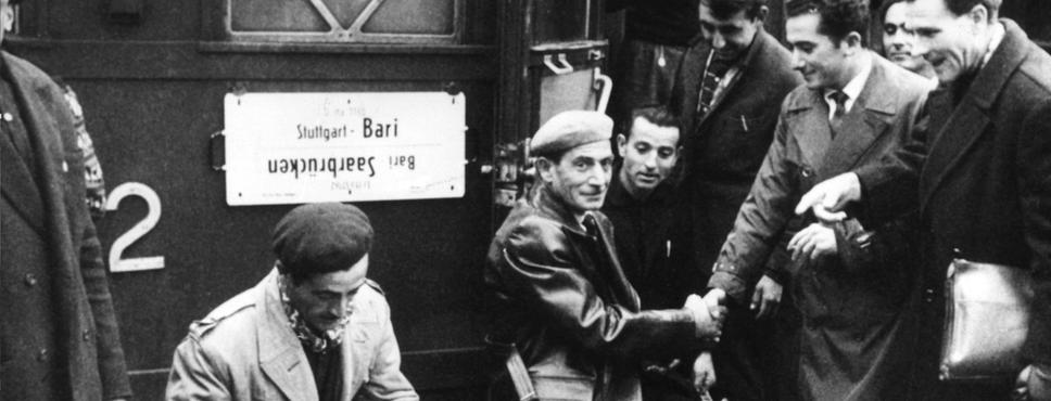 Italienische Gastarbeiter am Hauptbahnhof Stuttgart
