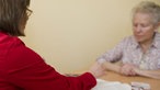 Frau mit älteren Frau