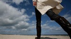 Symbolbild unterwegs, Frau läuft auf einem Strand