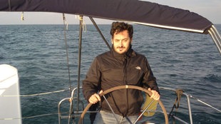 Luca Renna auf einem Segelboot