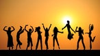 Junge Menschen beim Sonnenuntergang