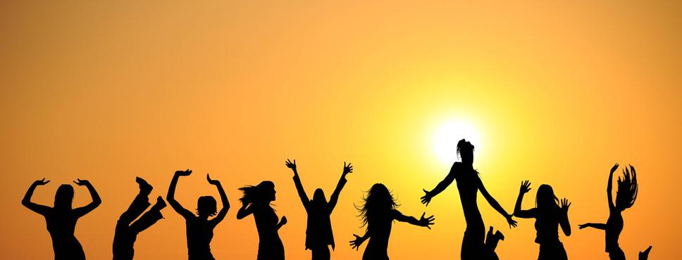 Junge Menschen beim Sonnenuntergang