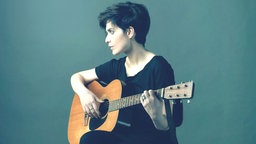 Erica Mou mit ihrer Gitarre