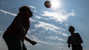 Zwei Jugentlich spielen Kopfball