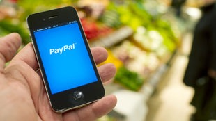 Smartphone mit "PayPal" auf dem Bildschirm
