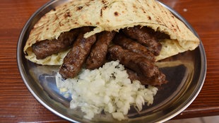 Ćevapčići u somunu i sitno seckani luk
