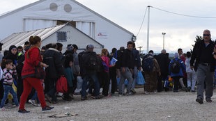  Fluechtlinge in der Ortschaft Eidomeni, an der Grenze zwischen Griechenland und Montenegro.