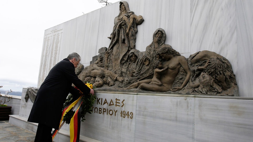 Bundespräsident Joachim Gauck legt an einem Monument einen Kranz nieder