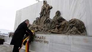 Bundespräsident Joachim Gauck legt an einem Monument einen Kranz nieder