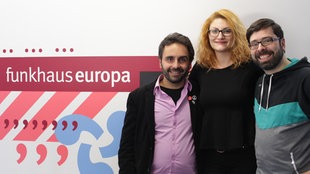 Moderator Miltiadis Oulios mit Natassa Konstantinidou aus Thessaloniki und Antonis Chryssoulakis aus Athen
