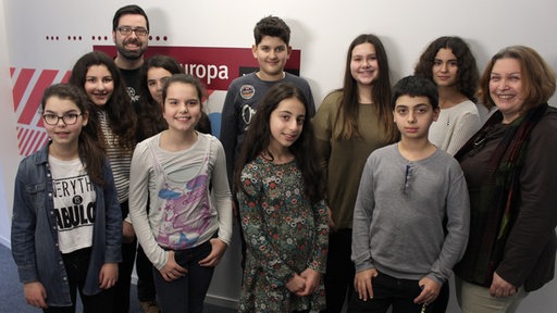 Schulklasse zu Gast bei Radiopolos -  Maria Anastasoupolou, Elisavet Kivotidou, Alexandros Lambrianidis, Ioanna Tziola, Eleni Lambrianidou, Evtychia Zisi, Anastasia Tsigeli, Evi Sidiropoulou und Petros Gogos mit ihrer Lehrerin Sophia Gerogalidi und Moderator Miltiadis Oulios.