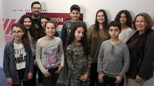 Schulklasse zu Gast bei Radiopolos -  Maria Anastasoupolou, Elisavet Kivotidou, Alexandros Lambrianidis, Ioanna Tziola, Eleni Lambrianidou, Evtychia Zisi, Anastasia Tsigeli, Evi Sidiropoulou und Petros Gogos mit ihrer Lehrerin Sophia Gerogalidi und Moderator Miltiadis Oulios.