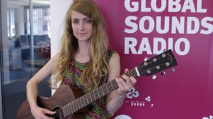 Missincat mit ihrer Gitarre
