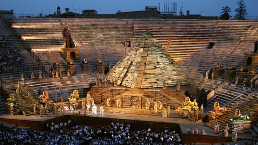 Blick in die openair-Bühne Arena di Verona
