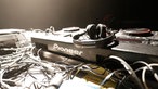 DJs und tanzende Menschen auf der Tanz in den Mai Party