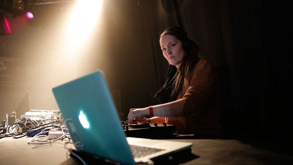 Bildrechte: WDR/Langer DJs und tanzende Menschen auf der Tanz in den Mai Party