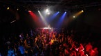 DJs und tanzende Menschen auf der Tanz in den Mai Party