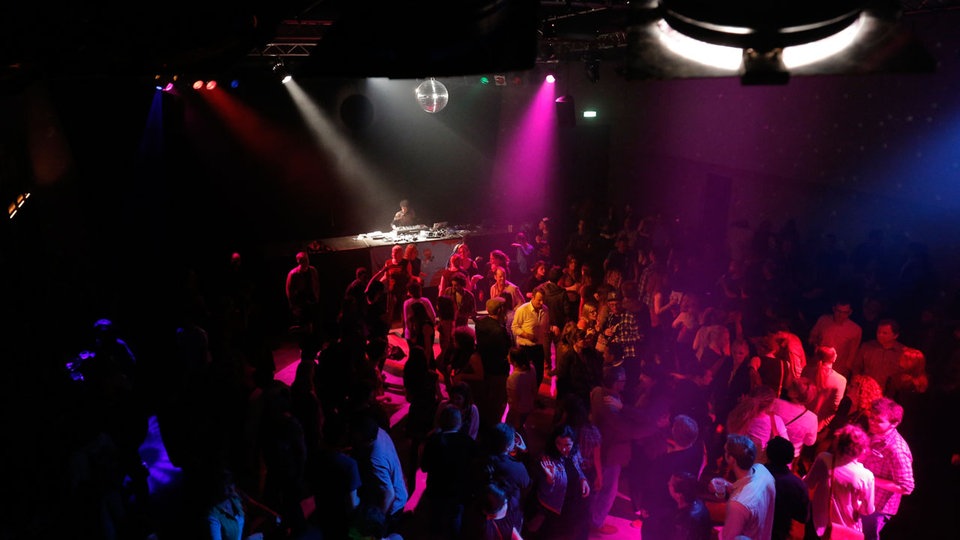 Bildrechte: WDR/Langer DJs und tanzende Menschen auf der Tanz in den Mai Party