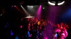 DJs und tanzende Menschen auf der Tanz in den Mai Party