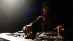 DJs und tanzende Menschen auf der Tanz in den Mai Party