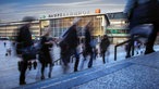 Kölner Bahnhof mit verschwommenen Menschen