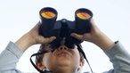 Junge mit Fernglas