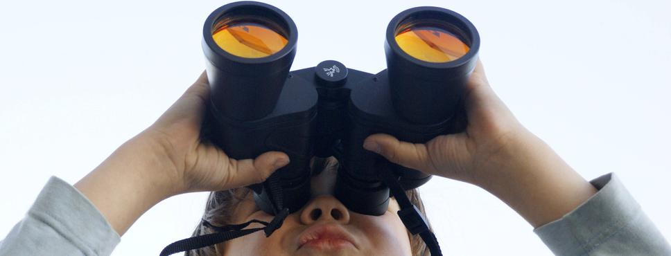 Junge mit Fernglas