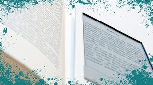 Ein aufgeklapptes Buch mit einem E-Book auf der rechten Seite liegend