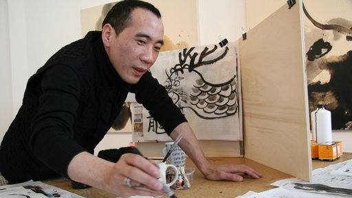Der Illustrator und Autor Chen Jianghong bei der Arbeit. 
