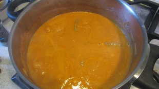 Topf mit Zwiebeln, Fleisch und Erdnussbutter
