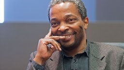 Künstler und Kurator der Ausstellung "Xenopolis" Simon Njami