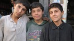 Doku: Afghanistans verkleidete Mädchen - Die Bacha Posh. Rosmana (Mi.) und Taeba (re.) mit einem Cousin.
