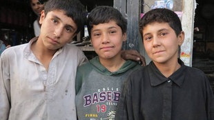 Doku: Afghanistans verkleidete Mädchen - Die Bacha Posh. Rosmana (Mi.) und Taeba (re.) mit einem Cousin.