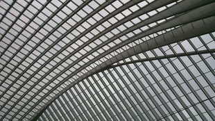 Dach des Lütticher Bahnhofs, gestaltet von Stararchitekt Calatrava 