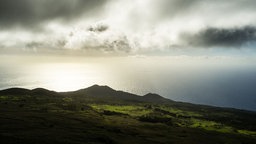 El Hierro - Blick von der Insel auf die Küste.  