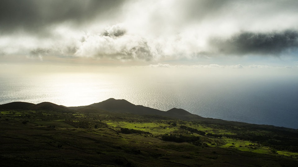 El Hierro - Blick von der Insel auf die Küste.  