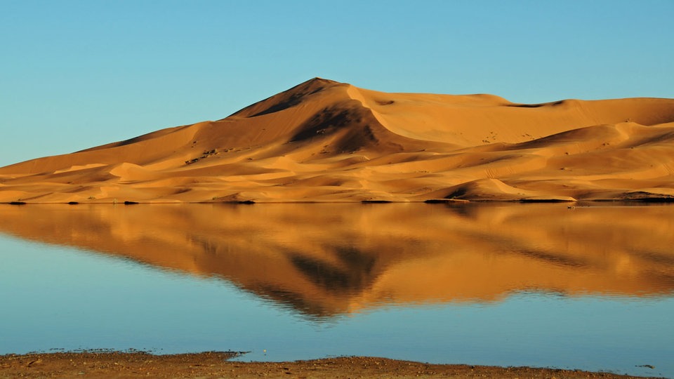 Blick von Merzouga über das Sanddünengebiet Erg Chebbi in der Sahara. 