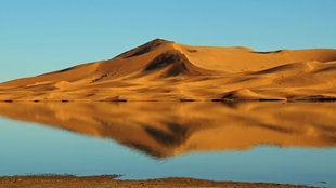 Blick von Merzouga über das Sanddünengebiet Erg Chebbi in der Sahara. 