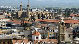 Die geteilte Stadt Nikosia, im Vordergrund der griechisch-zypriotische Teil mit der Orthodoxen Kirche der Jungfrau Maria, im Hintergrund der türkisch-zypriotische Teil mit der Moschee, einer ehemaligen Kirche.